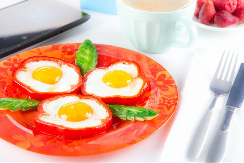 Jajka sadzone w papryce - obfite danie w menu diety jajecznej