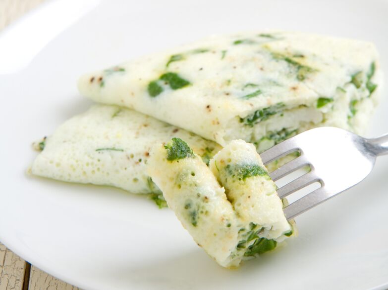 Klasyczny omlet białkowy z ziołami w diecie jajecznej na odchudzanie