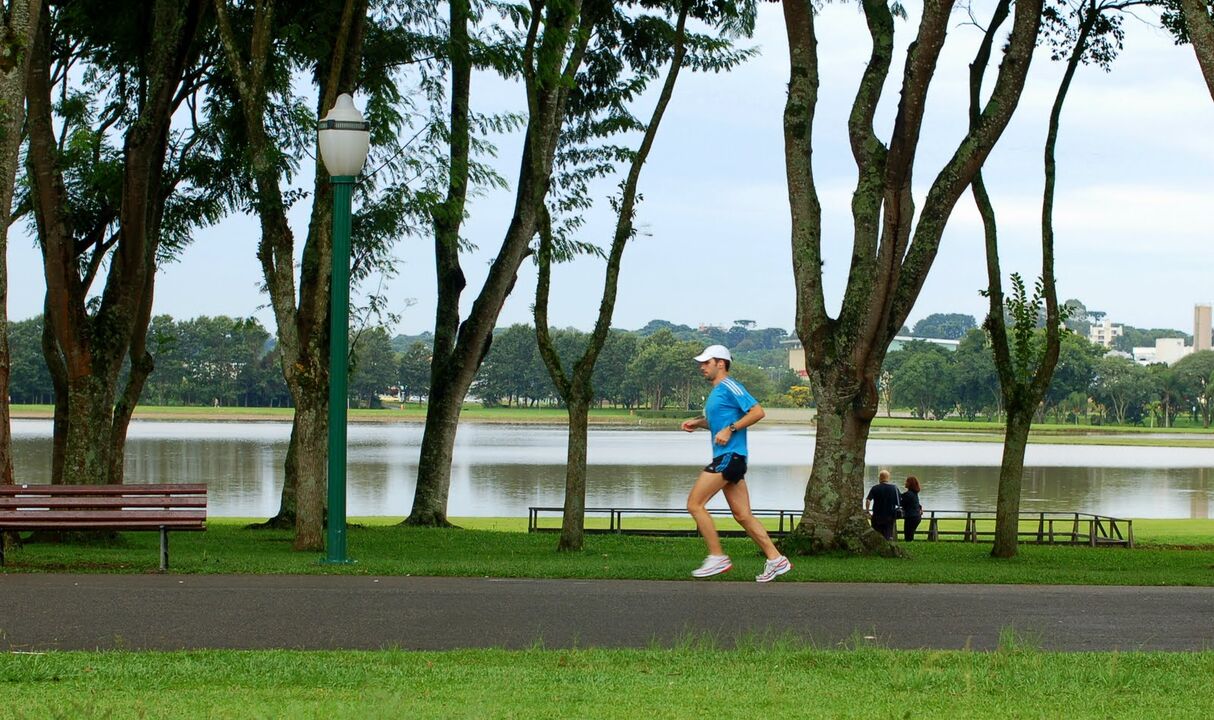 Bieganie po parku jest łatwiejsze niż bieganie po asfalcie, najważniejsze jest dobranie odpowiednich ubrań i butów