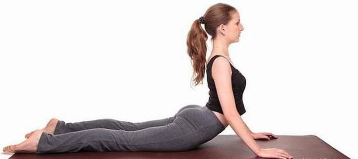Pozycja Bhujangasany do ćwiczeń mięśni brzucha